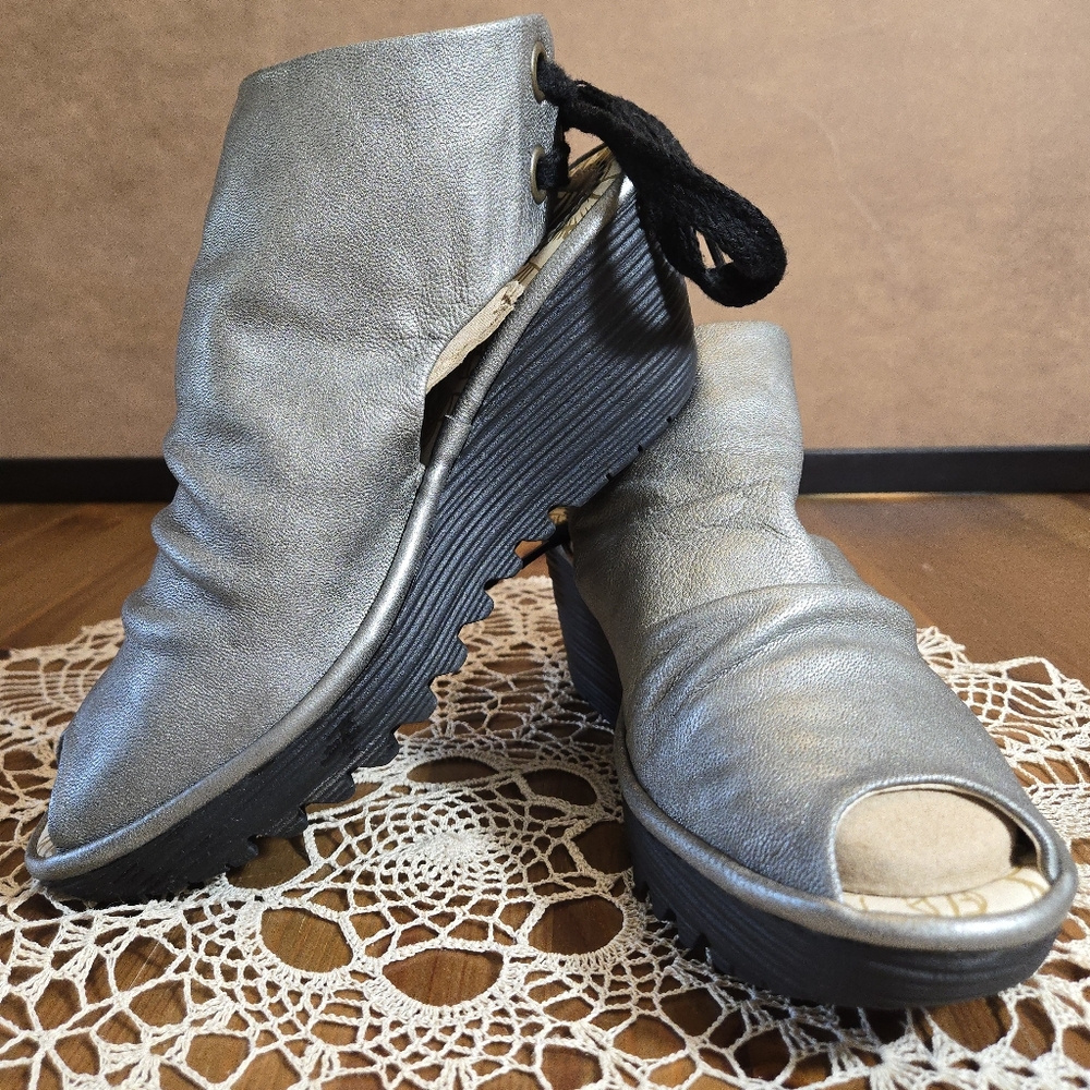 Fly Londen Slouch Metallic Silver Yema Peep Toe Wedge Sandals Size 9 or Euro 40 - Picture 3 of 9